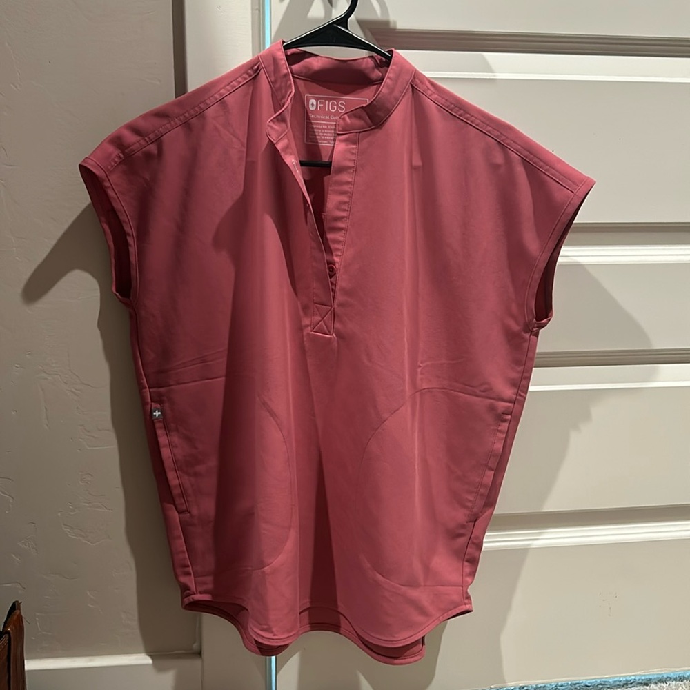 Wear figs XXS Rafaela scrub top in light pink!